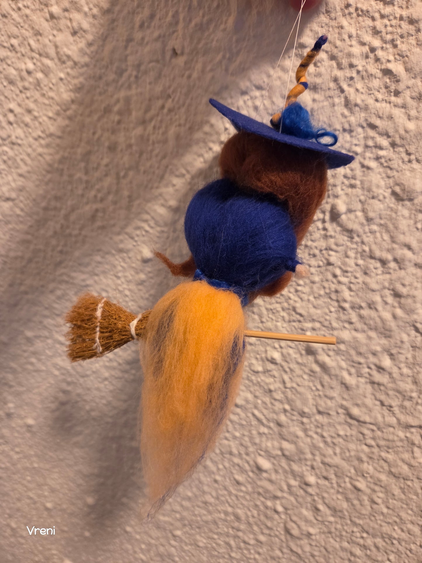 Mini Filzhexe auf Besen – handgefilzte Hexenfigur blau/gold | Filzerella Unikat