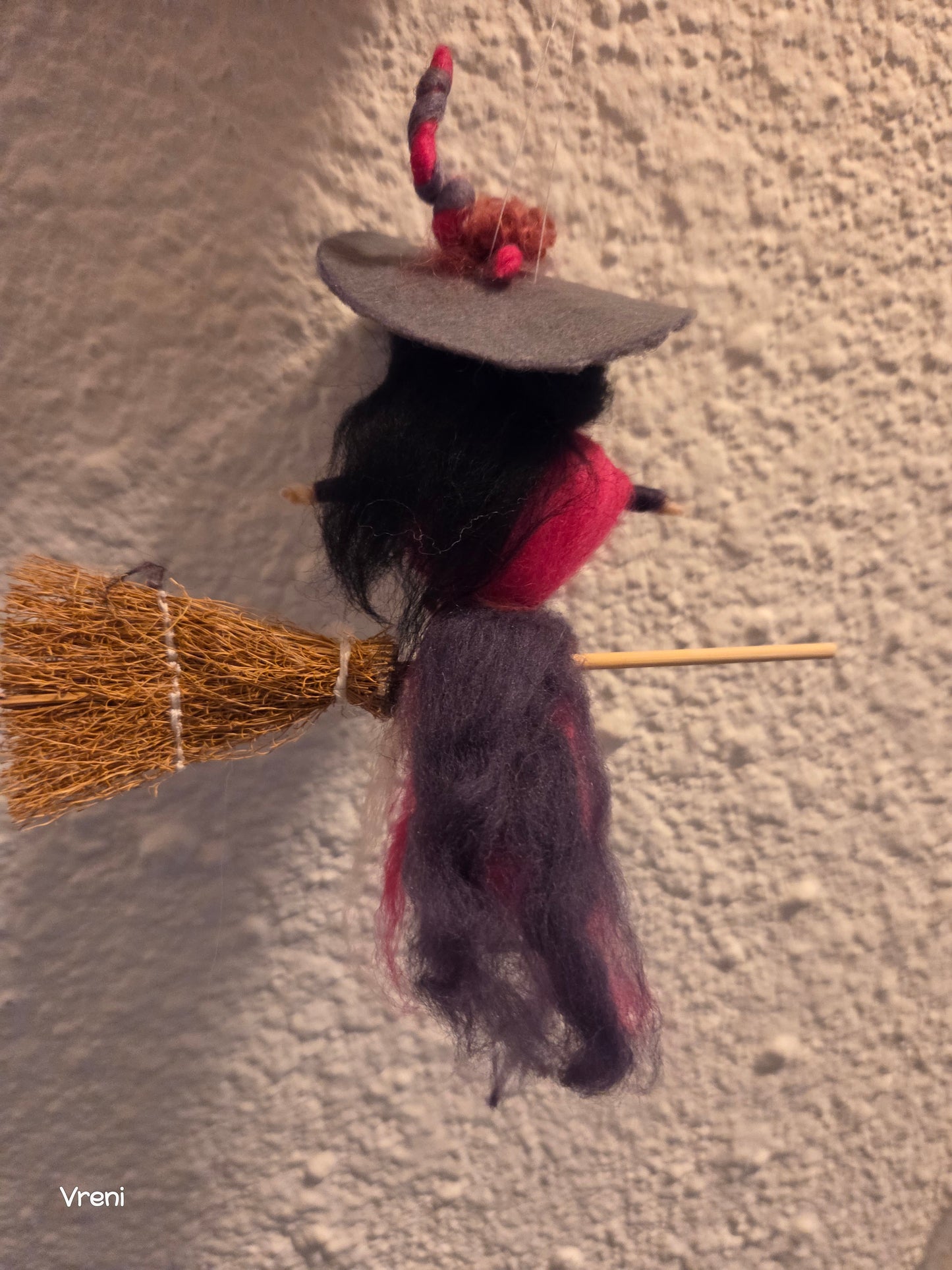Mini Filzhexe auf Besen – handgefilzte Hexe aus Wolle | Filzerella Unikat