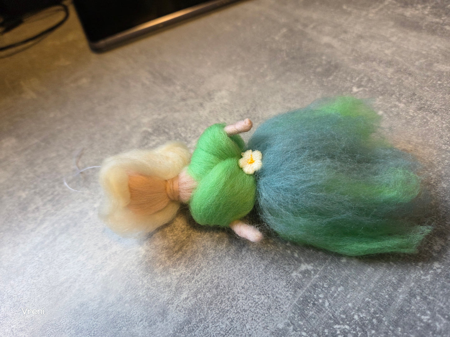 Mini Blütenprinzessin mit Dutt – handgefilzte Filzfigur in Grün | Frühlingsdeko & Geschenk