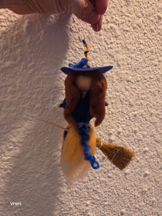 Mini Filzhexe auf Besen – handgefilzte Hexenfigur blau/gold | Filzerella Unikat