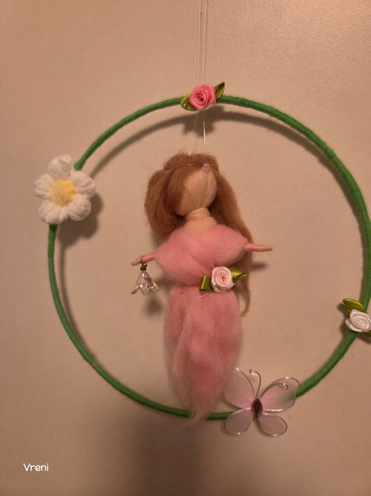 Filzerella Blütenfee Türkranz – handgefilzte Fee aus Wolle | märchenhafte Wanddeko mit Schmetterling