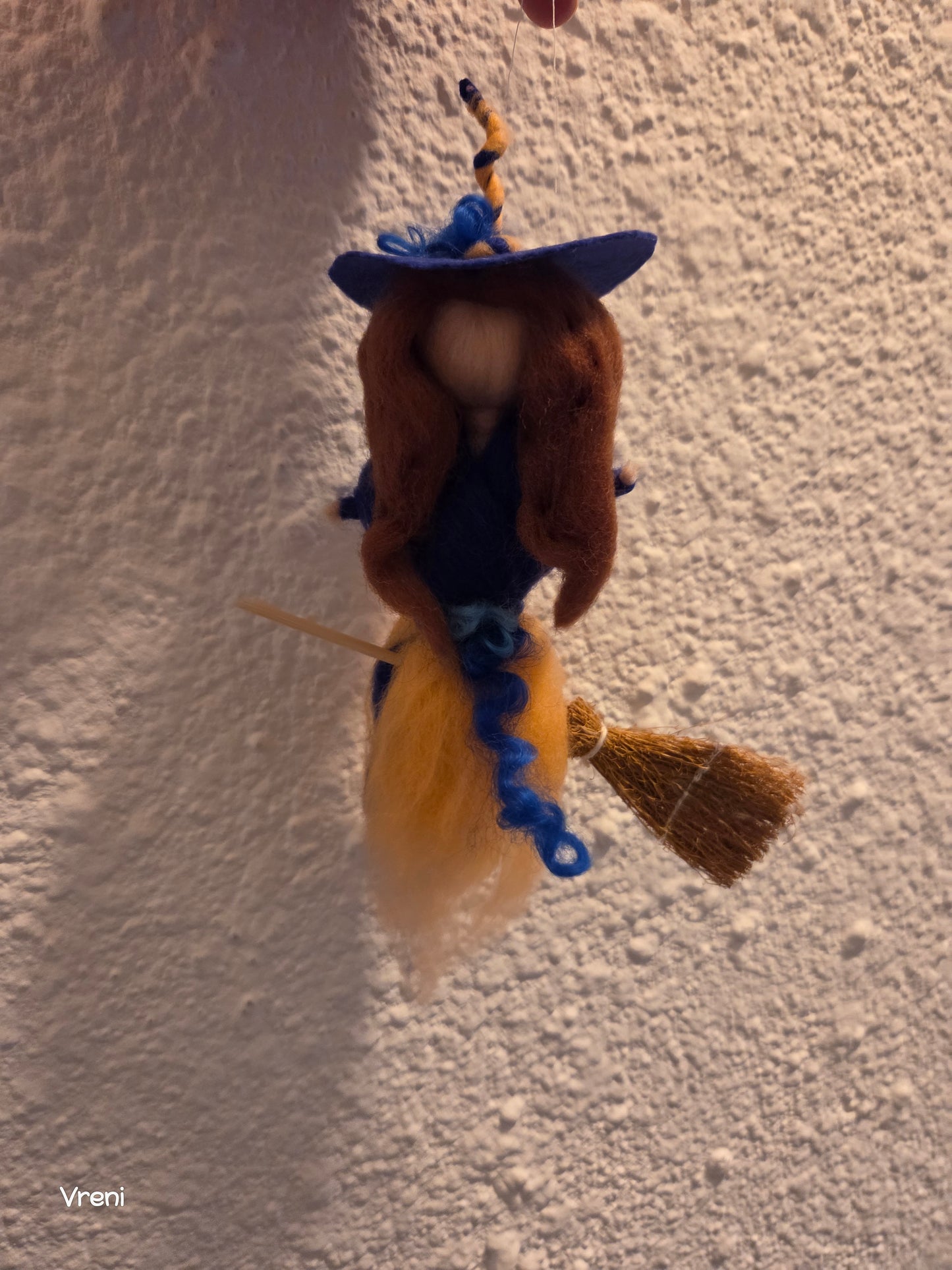 Mini Filzhexe auf Besen – handgefilzte Hexenfigur blau/gold | Filzerella Unikat