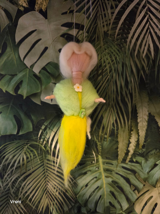 Frühlingsprinzessin Mini – handgefilzte Filzfigur aus Wolle | Auto-Anhänger & Geschenkidee