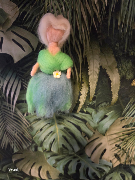 Mini Blütenprinzessin mit Dutt – handgefilzte Filzfigur in Grün | Frühlingsdeko & Geschenk