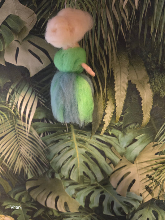 Mini Blütenprinzessin mit Dutt – handgefilzte Filzfigur in Grün | Frühlingsdeko & Geschenk