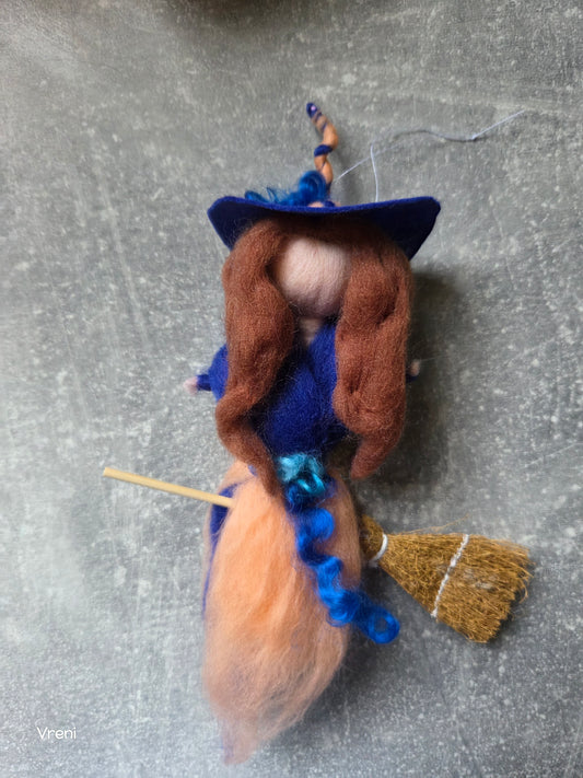 Mini Filzhexe auf Besen – handgefilzte Hexenfigur blau/gold | Filzerella Unikat