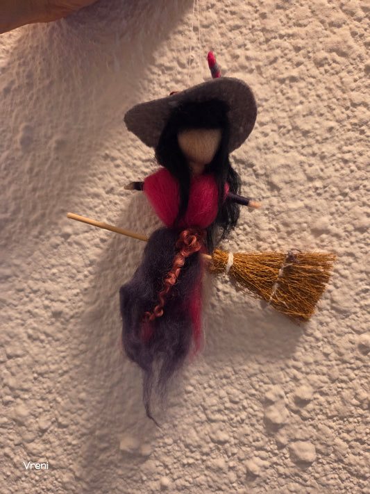 Mini Filzhexe auf Besen – handgefilzte Hexe aus Wolle | Filzerella Unikat