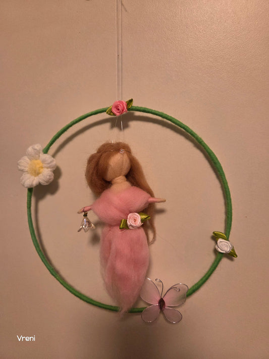 Filzerella Blütenfee Türkranz – handgefilzte Fee aus Wolle | märchenhafte Wanddeko mit Schmetterling