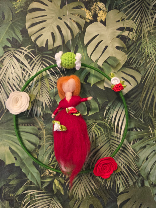 Filzerella Rosenfee Türkranz – handgefilzte Fee in Rot Weiß | Märchenhafte Wanddeko mit Rosen